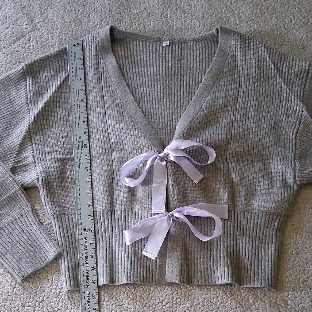 Elegant Gray V-Neck Sweater with Bow Details - Picture 5 of 6